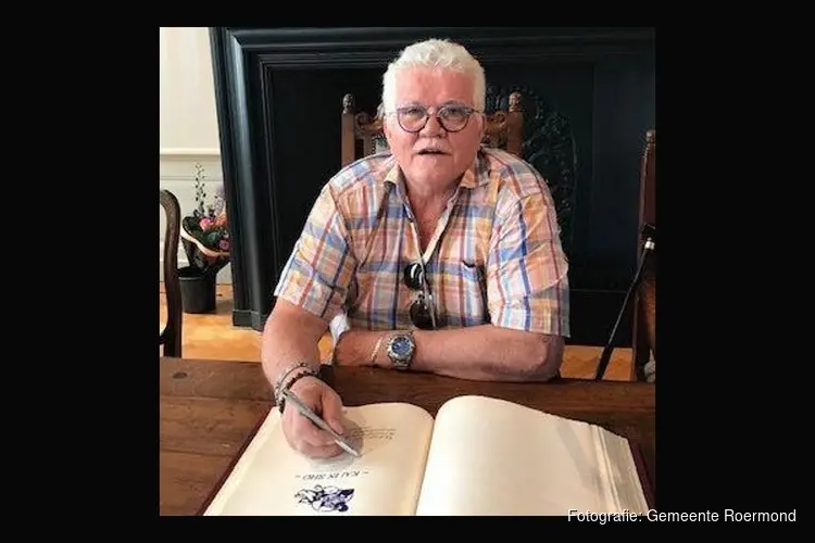 Nol Hofman zet handtekening in het Gulden Boek