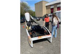 Sanne Vilters met zonneauto op bezoek bij ROER College Schöndeln