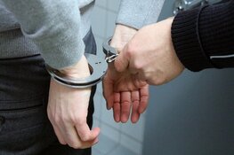 Bestelbus verliest koelbox met drugs: verdachte aangehouden
