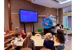 Montessori Roermond laat leerlingen Bee-Bot, AI en VR ontdekken