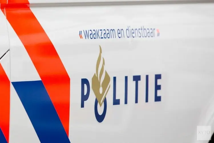 Twee agenten gewond na botsing tegen berg asfalt