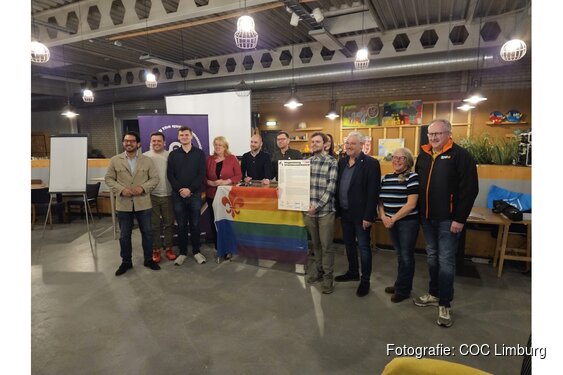 Politieke partijen in Roermond ondertekenen Regenboogstembusakkoord