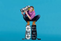 Limburgse Remy Evers flipt burenruzie om tot cabaretkunst