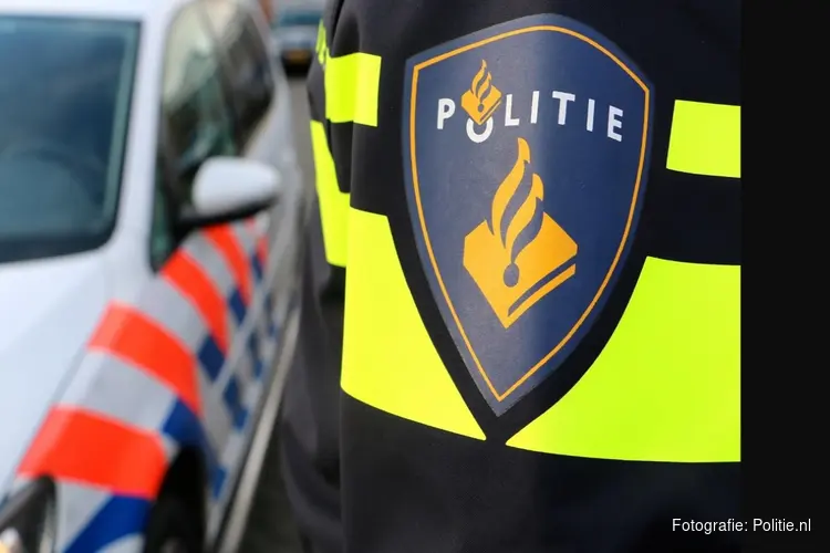 Politie vindt ruim honderd wietplanten in struikgewas achter supermarkt